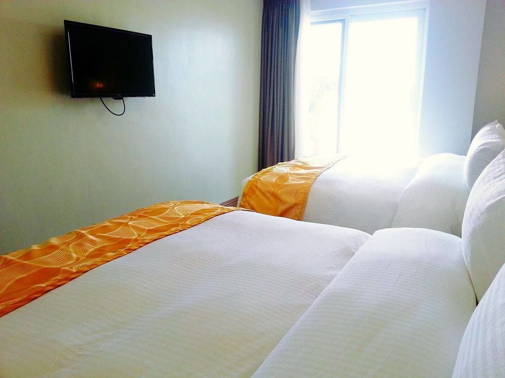 Vista Real Hotel Tagaytay City Exterior photo