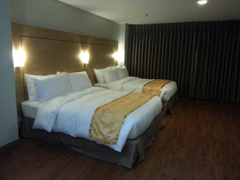 Vista Real Hotel Tagaytay City Exterior photo