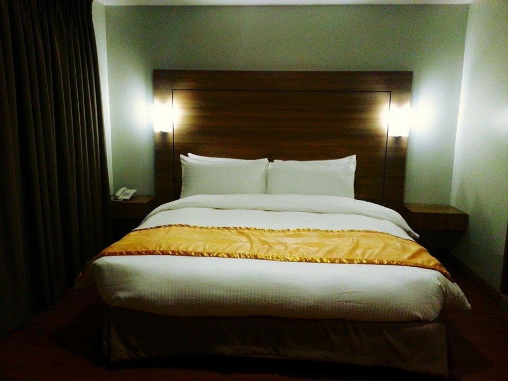 Vista Real Hotel Tagaytay City Exterior photo