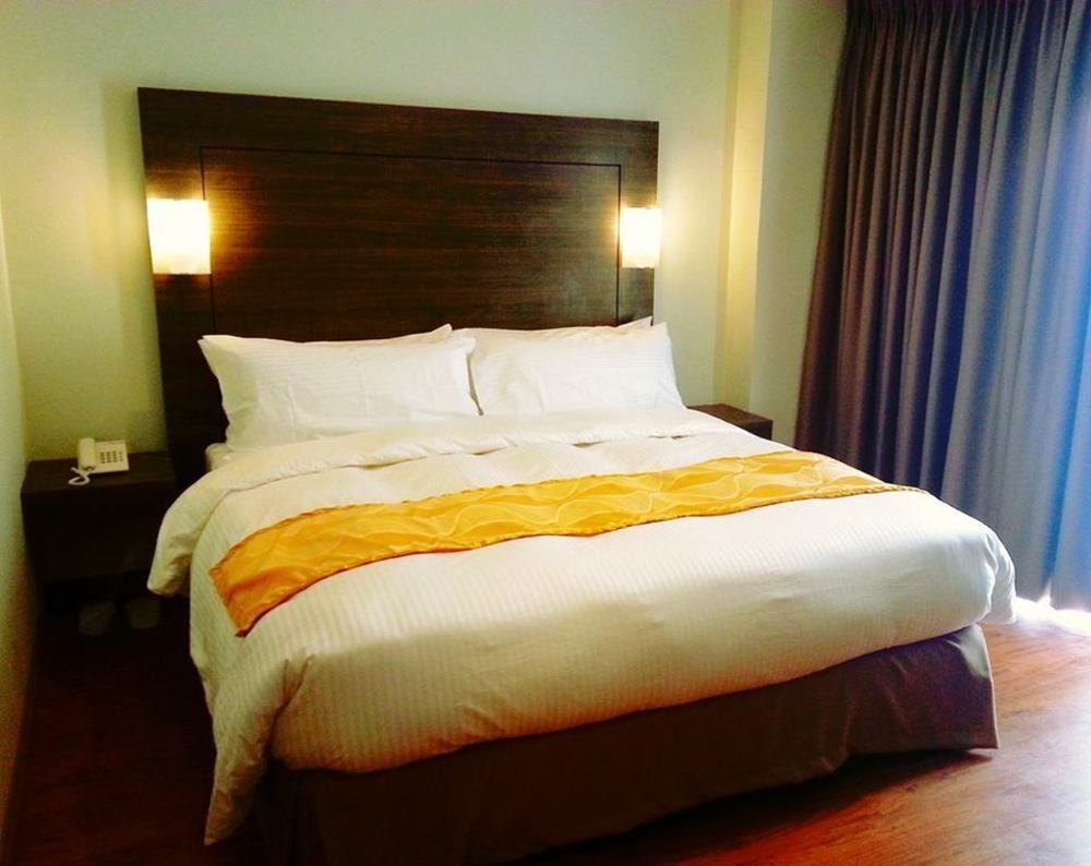 Vista Real Hotel Tagaytay City Exterior photo