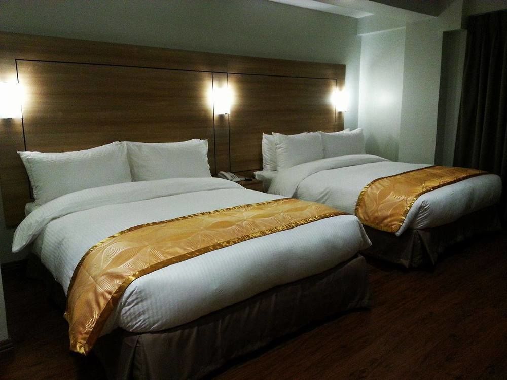 Vista Real Hotel Tagaytay City Exterior photo