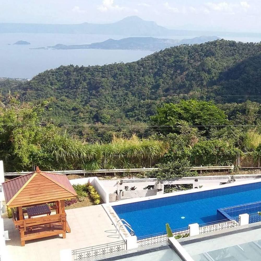 Vista Real Hotel Tagaytay City Exterior photo
