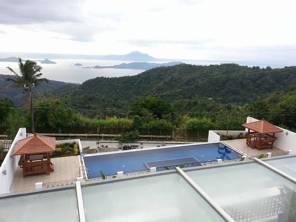 Vista Real Hotel Tagaytay City Exterior photo