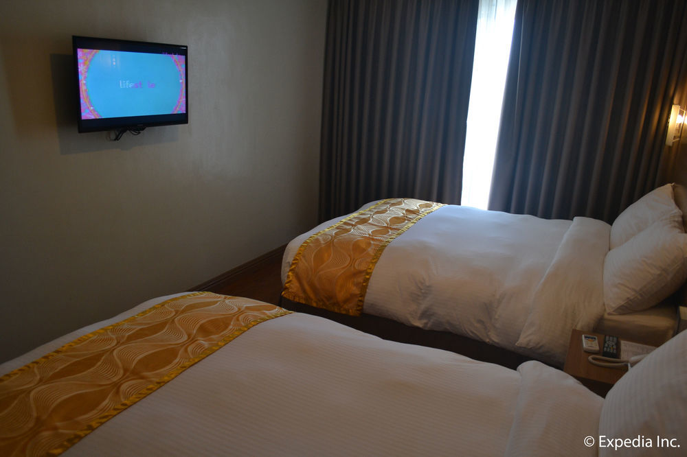 Vista Real Hotel Tagaytay City Exterior photo