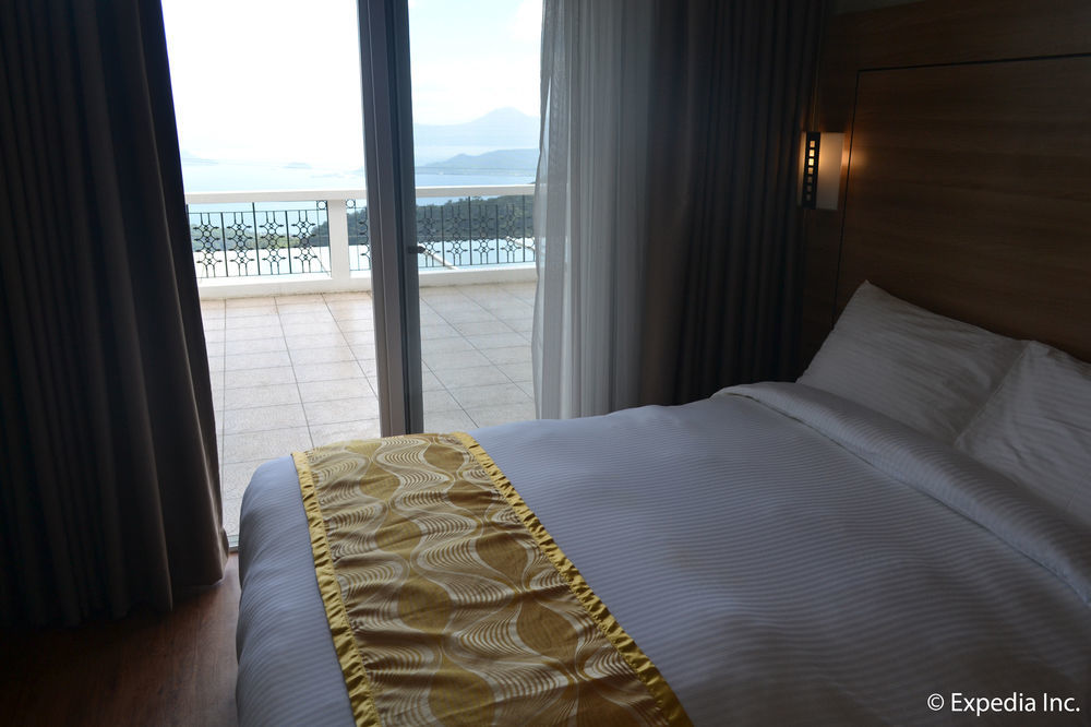 Vista Real Hotel Tagaytay City Exterior photo