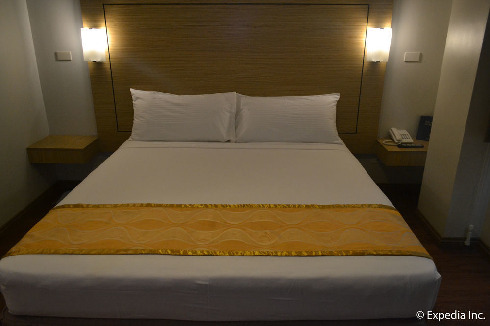 Vista Real Hotel Tagaytay City Exterior photo