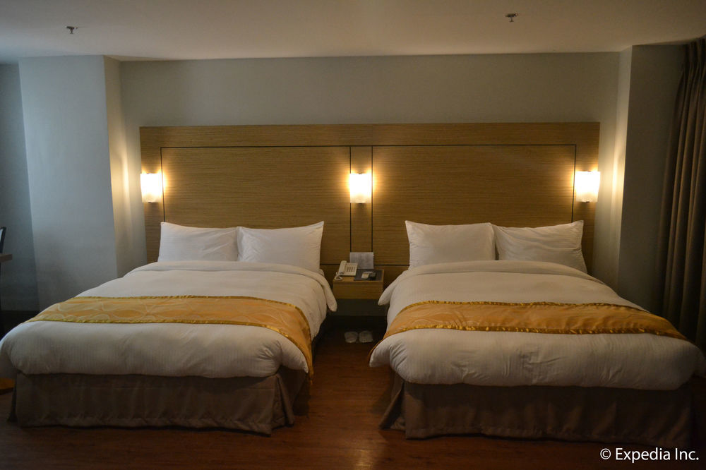 Vista Real Hotel Tagaytay City Exterior photo