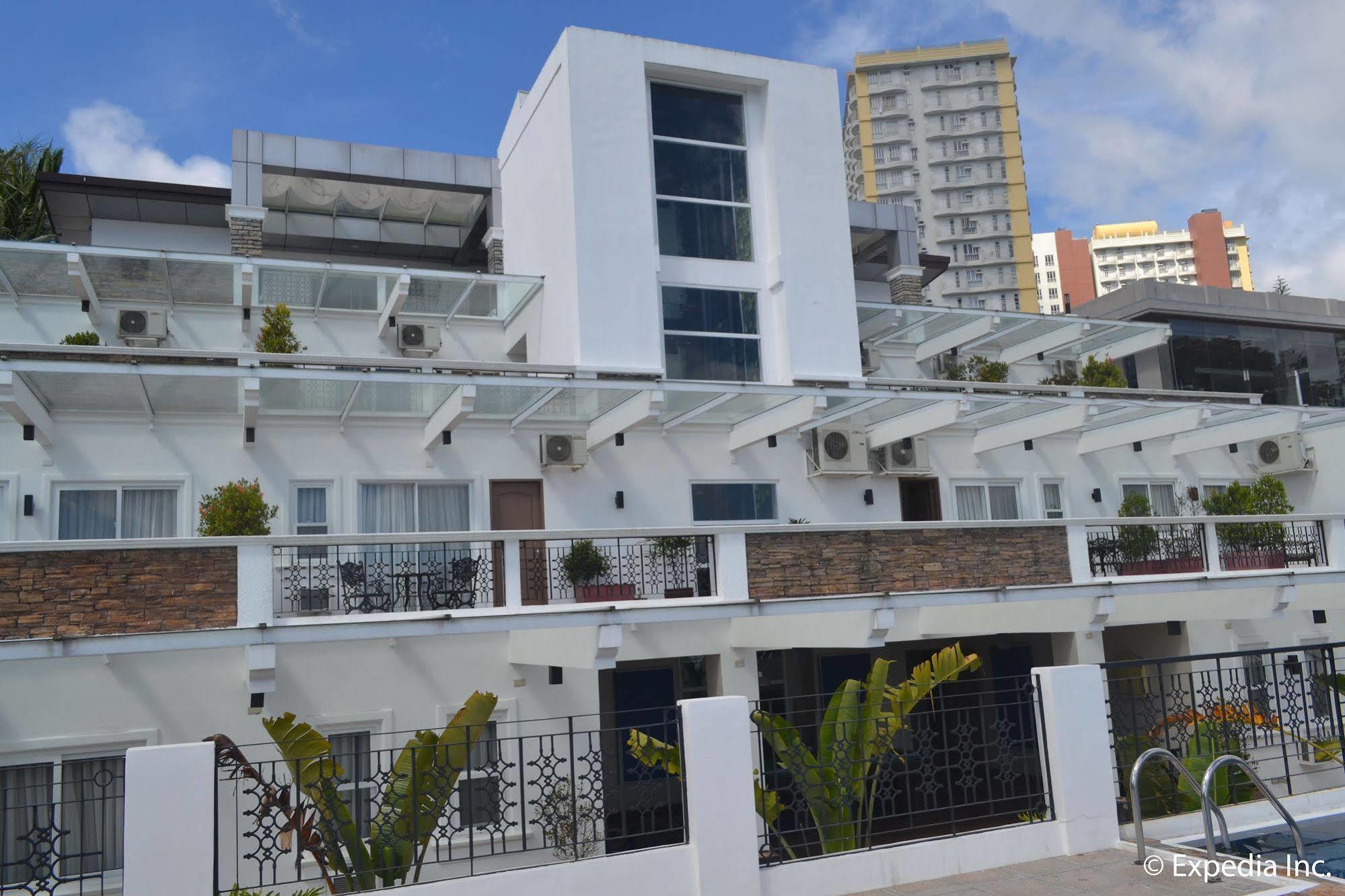 Vista Real Hotel Tagaytay City Exterior photo