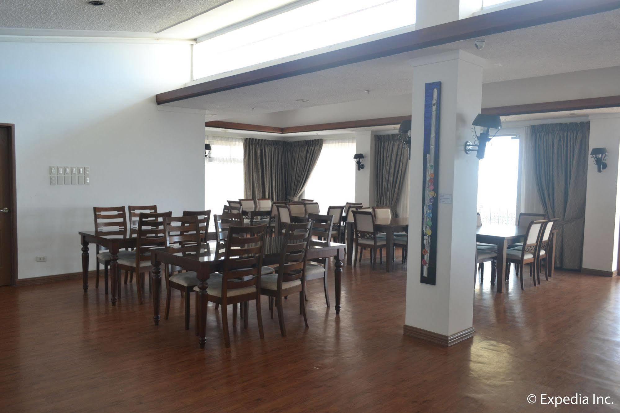 Vista Real Hotel Tagaytay City Exterior photo