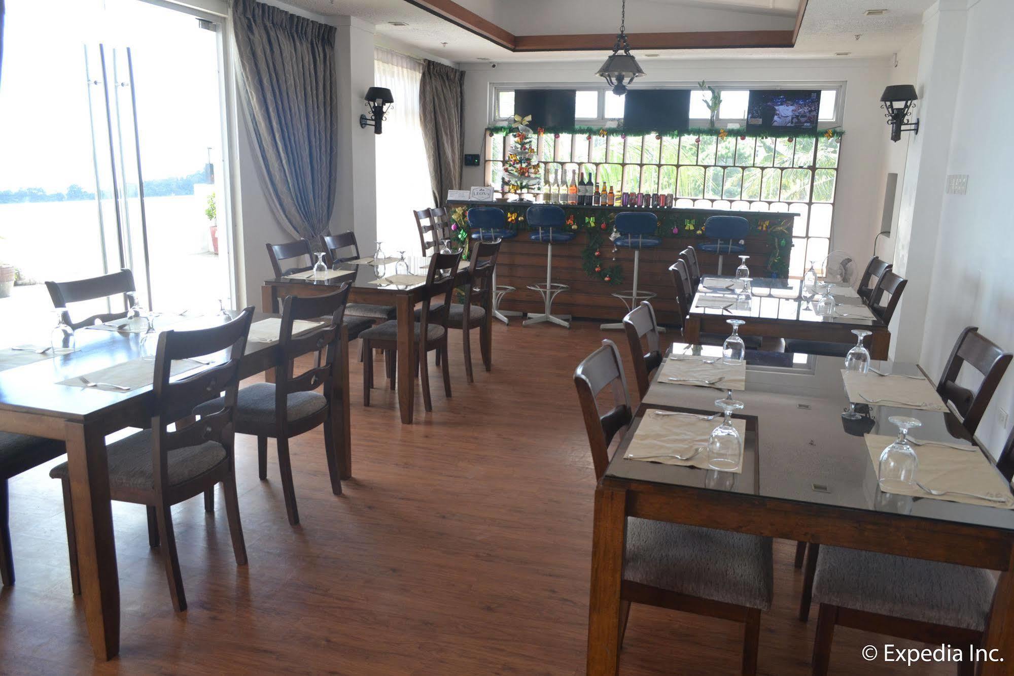 Vista Real Hotel Tagaytay City Exterior photo