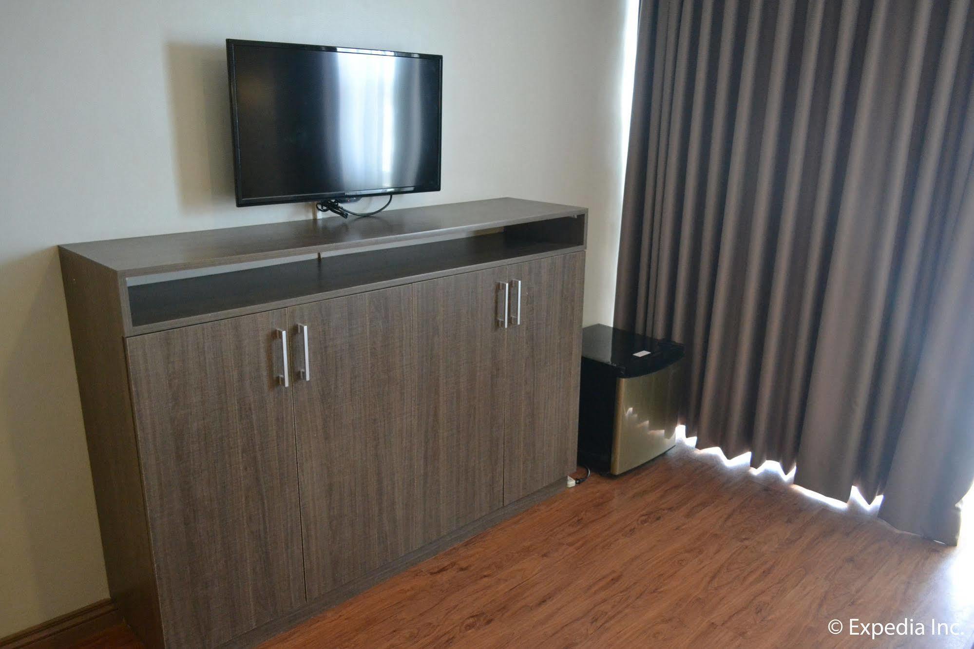 Vista Real Hotel Tagaytay City Exterior photo