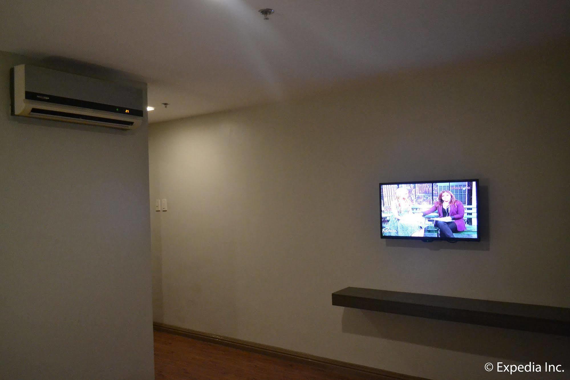 Vista Real Hotel Tagaytay City Exterior photo