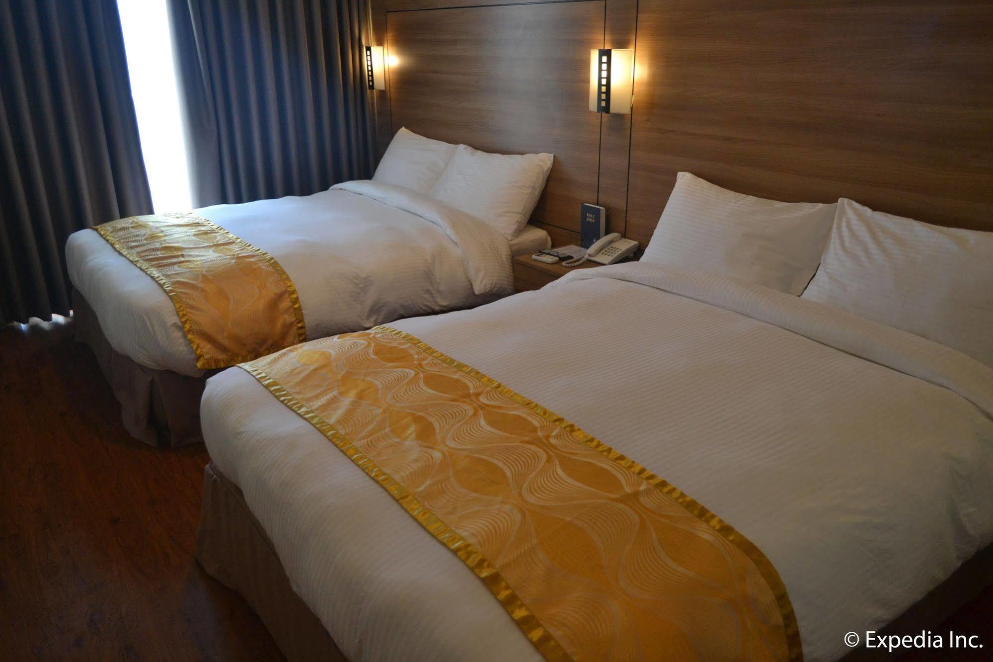 Vista Real Hotel Tagaytay City Exterior photo