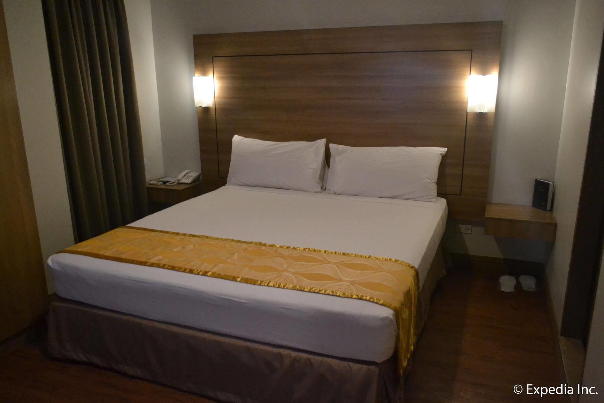 Vista Real Hotel Tagaytay City Exterior photo
