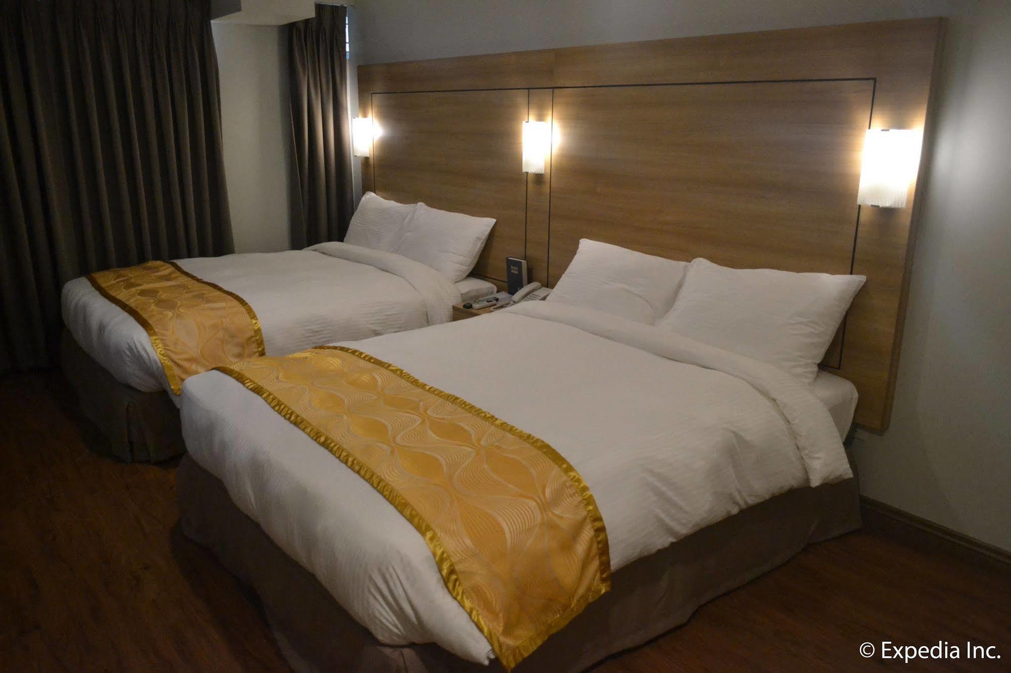 Vista Real Hotel Tagaytay City Exterior photo
