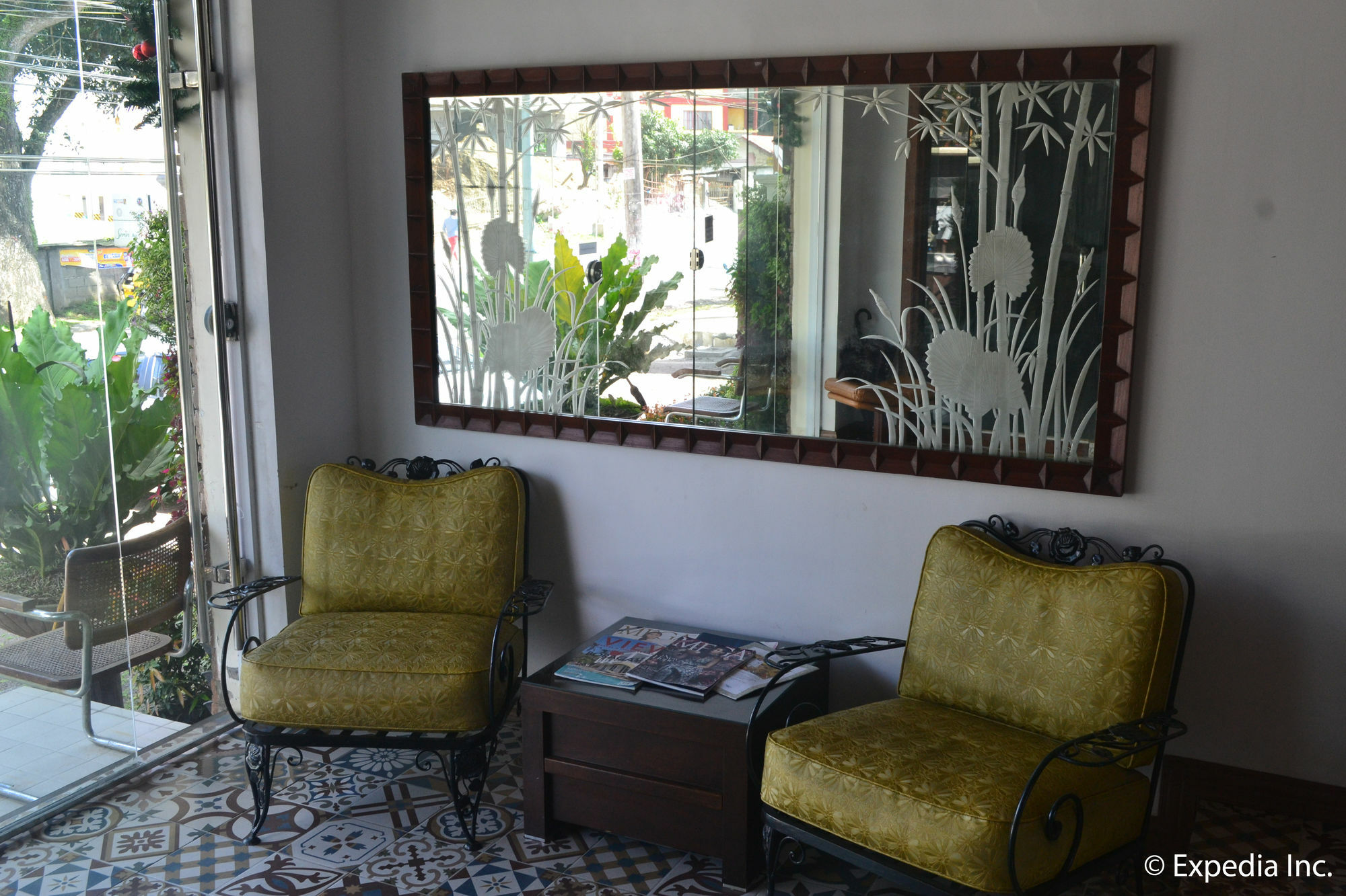 Vista Real Hotel Tagaytay City Exterior photo
